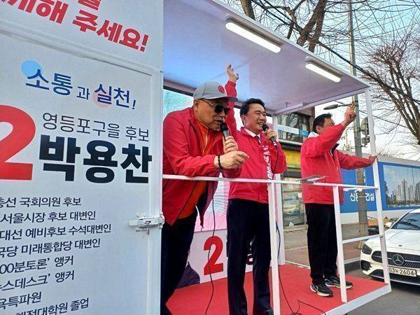 박용찬 국민의힘 서울 영등포을 국회의원 후보가 김흥국씨와 함께 유세차에 올라 대림동 일대에서 유세를 하고 있다. ⓒ데일리안 김은지 기자