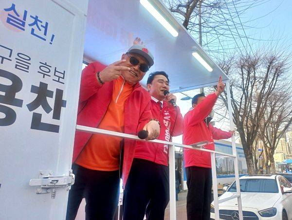 박용찬 국민의힘 서울 영등포을 국회의원 후보가 김흥국씨와 함께 유세차에 올라 대림동 일대에서 유세를 하고 있다. ⓒ데일리안 김은지 기자