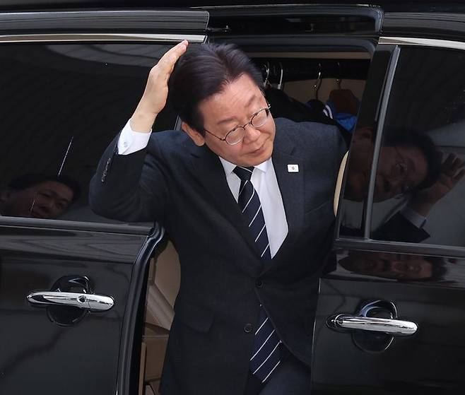 이재명 더불어민주당 대표가 2일 오전 서울 서초구 서울중앙지법에서 열린 '대장동 배임·성남FC 뇌물' 관련 1심 속행 공판에 출석, 차에서 내리고 있다. ⓒ연합뉴스