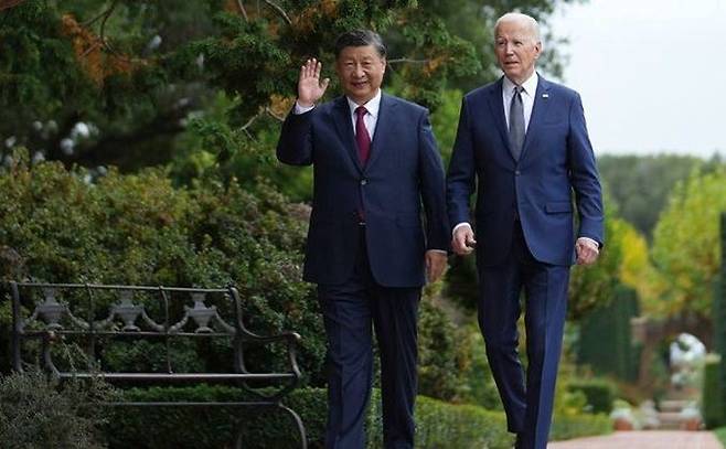조 바이든(오른쪽) 미국 대통령과 시진핑 중국 국가주석이 지난해 11월15일 캘리포니아주 샌프란시스코 인근 우드사이드의 파이롤리 에스테이트 내 정원을 걸으며 대화하고 있다. ⓒ AP/뉴시스
