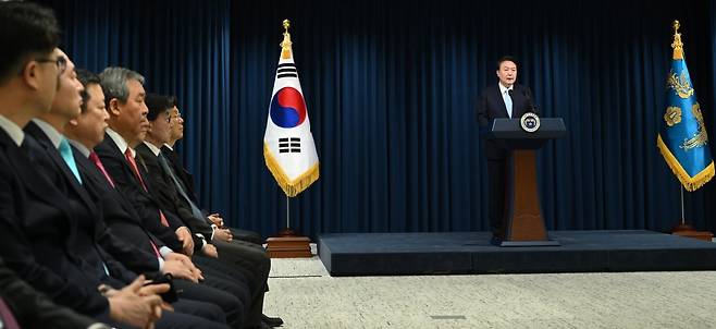윤석열 대통령이 1일 서울 용산 대통령실에서 참모들이 배석한 가운데 대국민 담화문을 발표하고 있다. 윤 대통령은 이날 
“(대한의사협회는) 총선에 개입하겠다며 정부를 위협하고 정권 퇴진을 운운하고 있다”며 “대통령인 저를 위협하는 게 아니라 국민을 
위협하는 것”이라고 말했다. 대통령실 제공