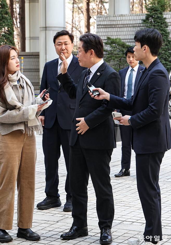 이재명 더불어민주당 대표가 2일 오전 서울 서초구 서울중앙지법에서 열린  ‘대장동 배임·성남FC 뇌물’ 관련 1심 속행 공판에 출석하며 지지자들에게 인사하고 있다. 이한결 기자 always@donga.com