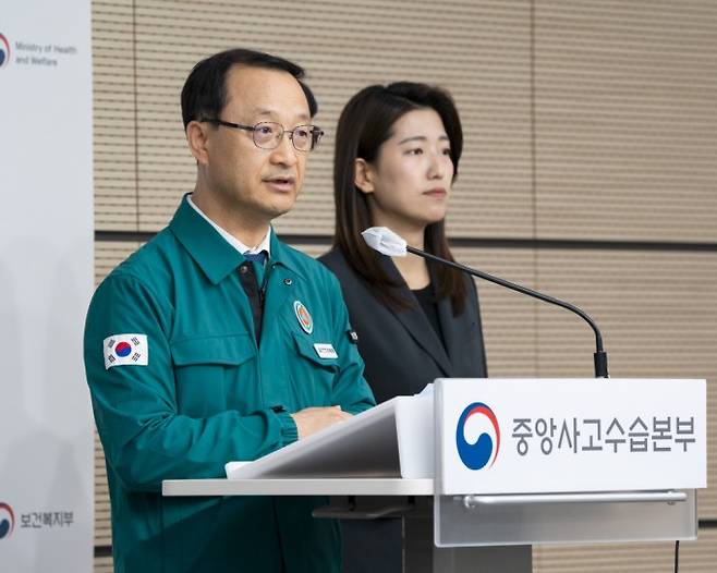 전병왕 보건복지부 보건의료정책실장이 2일 정부세종청사에서 의사 집단행동 중앙사고수습본부 브리핑을 하고 있다. 보건복지부 제공.