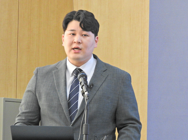 사직 전공의 류옥하다씨가 2일 서울 종로구 센터포인트에서 열린 간담회에서 설문조사 결과에 대해 설명하고 있다. 사진=강중모 기자
