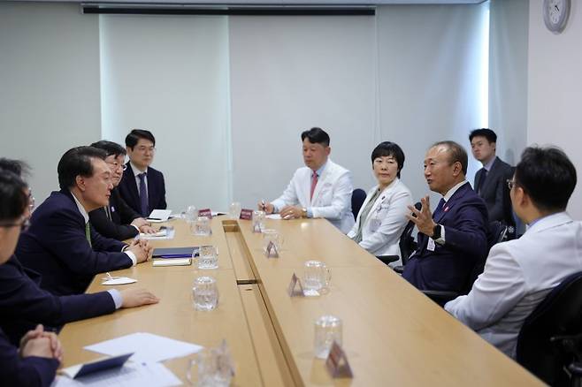 윤석열 대통령이 지난 1일 대전 유성구 유성선병원을 방문해 의료진과 간담회를 하고 있다. [대통령실 제공] 연합뉴스