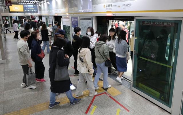 2023년 5월 8일 경기도 김포골드라인 걸포북변역에서 시민들이 김포공항역행 지하철에 탑승하고 있다. 뉴스1