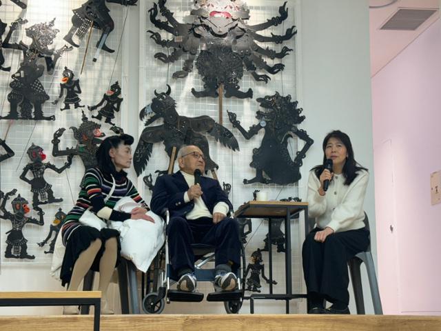 지난 1월 서울 종로구 세종문화회관에서 진행된 '오사카 파노라마' 개막 기자간담회에서 방한한 후지시로 세이지(가운데)가 질문에 답하고 있다. 이혜미 기자