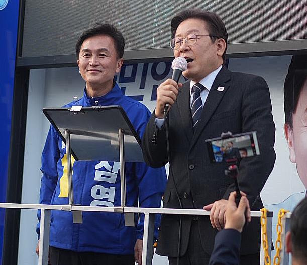 이재명(오른쪽) 더불어민주당 공동상임선거대책위원장이 2일 서울 동작구 남성사계시장 일대에서 류삼영 서울 동작을 후보 지원 유세를 하고 있다. 류삼영 캠프 제공