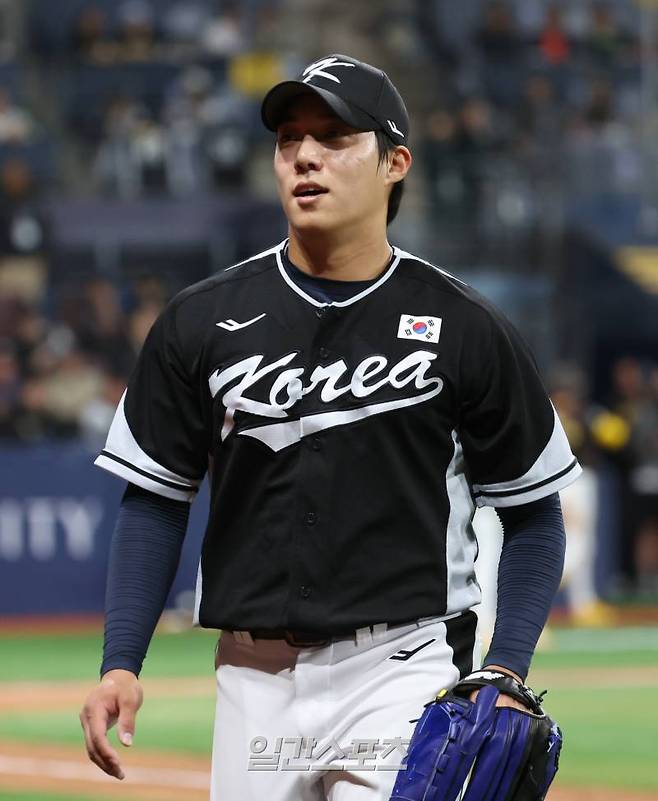 한국에서 사상 최초로 열리는 미국프로야구 메이저리그(MLB) 정규시즌 개막전을 앞두고 지난달 17일 오후 서울 고척스카이돔에서 샌디에이고 파드리스와 한국야구대표팀이 스페셜매치를 펼쳤다. 대표팀 원태인이 4회 샌디에이고 공격을 막고 들어오고있다. 고척돔=정시종 기자 capa@edaily.co.kr