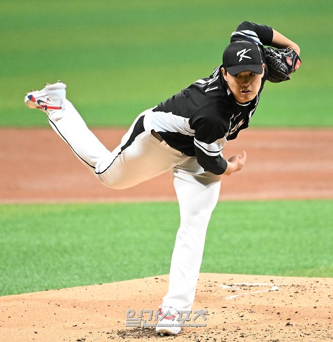 지난달 17일 서울 고척스카이돔에서 ‘메이저리그 월드투어 서울 시리즈 2024’ 샌디에이고 파드리스와 팀 코리아의 경기가 열렸다. 선발 문동주가 역투하고 있다. 고척돔=정시종 기자 capa@edaily.co.kr