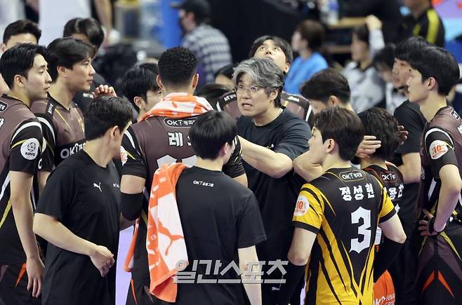 14일 오후 인천계양체육관에서 열린 ‘도드람 2023-24 V리그’ 남자부 대한항공과 OK금융그룹의 경기. OK금융그룹 오기노 마사지감독이 경기중 작전지시하고있다. 인천=정시종 기자 capa@edaily.co.kr /2024.02.14.