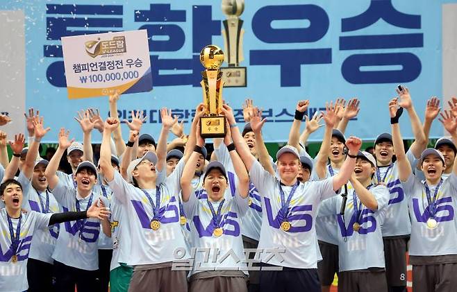 2일 오후 경기도 안산상록수체육관에서 열린 2023-2024 프로배구 V리그 남자부 OK저축은행과 대한항공의 챔피언결정전 3차전 경기가 세트스코어 3대 2로 대한항공의 승리로 끝나, 대한항공은 챔프전 전적 3대0으로 4년 연속 통합우승을 달성했다. 시상식에서 주장 한선수, MVP 정지석, 틸리카에넨 감독이 우승트로피를 들어올리며 환호하고 있다. 안산=김민규 기자 mgkim1@edaily.co.kr /2024.04.02/