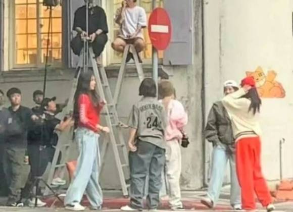 걸그룹 뉴진스의 대만 뮤직비디오 촬영 중 현장 스태프들이 도로를 막고 시민들 휴대전화를 빼앗아 검사했다는 '민폐 촬영 논란'이 제기된 가운데 소속사 측이 정면으로 반박했다. [사진=온라인 커뮤니티 캡처]