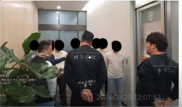 전국삼성전자노동조합 관계자들이 지난 29일 기흥나노파크 내 사무실을 방문해 인사팀장과의 면담을 요구하고 있는 모습. [사진=전삼노 유튜브 캡처]
