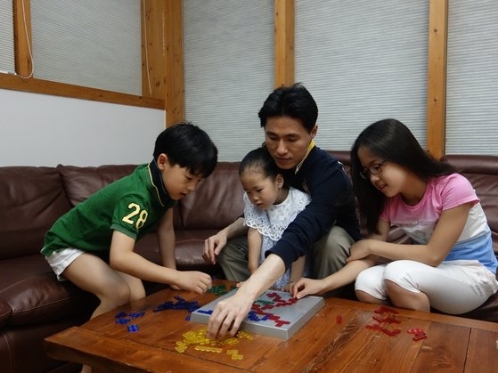 거실에서 보드 게임을 하는 김연수씨 가족. [사진 김연수]