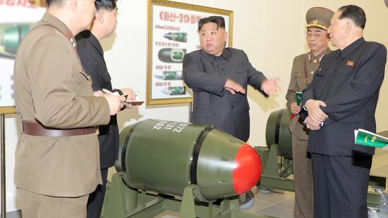 김정은 북한 국무위원장이 지난해 3월 27일 핵무기병기화사업을 지도했다고 당 기관지 노동신문이 28일 보도했다. 신문은 '화산-31'로 명명된 것으로 보이는 새 핵탄두가 대량생산된 모습도 전격 공개했다.  노동신문
