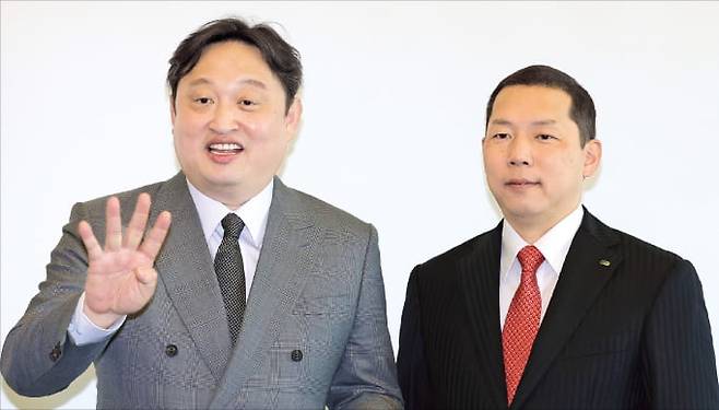 진주완 삼익THK 대표(왼쪽)와 데라마치 다카시 THK 대표는 “지난 40년 양사가 기술교류로 신뢰를 쌓았다면 앞으로는 인적 교류 등으로 부족한 부분을 서로 보완하면서 더 끈끈한 파트너십을 이어갈 것”이라고 강조했다. 임대철 기자