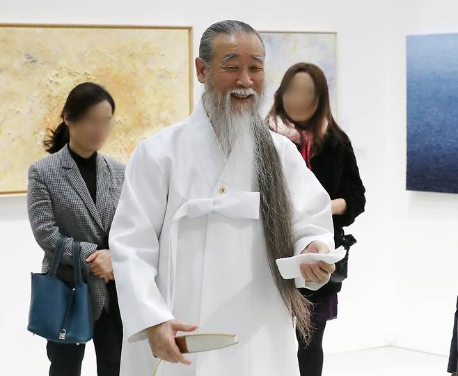 역술인 천공이 10일 서울 강남구 코엑스에서 열린 서울국제아트엑스포 2023(WAE, World Art Expo)에서 관람객들과 대화를 나눈뒤 발걸음을 옮기고 있다. /사진=뉴스1