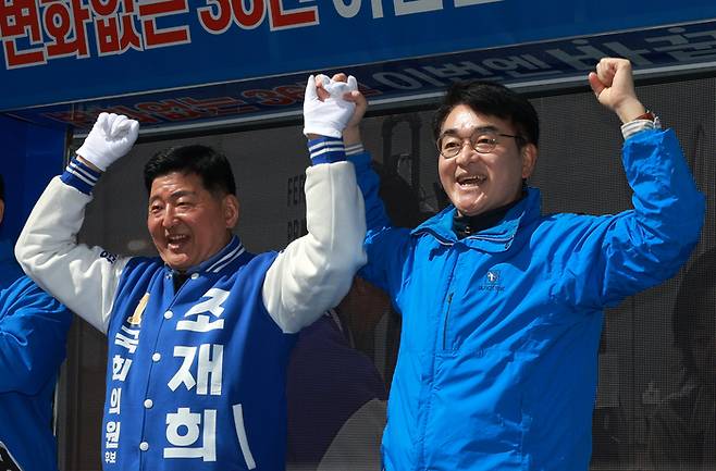 박용진 더불어민주당 의원이 지난달 31일 서울 송파구 올림픽공원역 인근에서 시민들에게 조재희 송파갑 후보와 함께 지지를 호소하고 있다.  연합뉴스