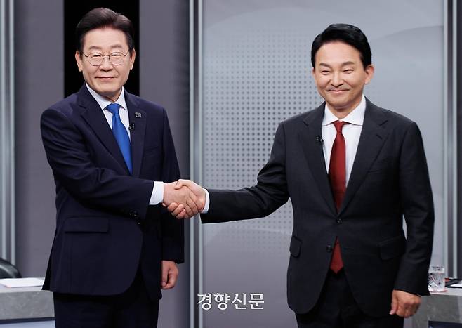 이재명 더불어민주당 인천 계양을 후보, 원희룡 국민의힘 인천 계양을 후보가 1일 오후 경기 부천시 OBS 경인TV에서 진행된 제22대 국회의원선거 인천 계양을 후보자 토론회에 앞서 포즈를 취하고 있다. 2024.4.1 박민규 선임기자