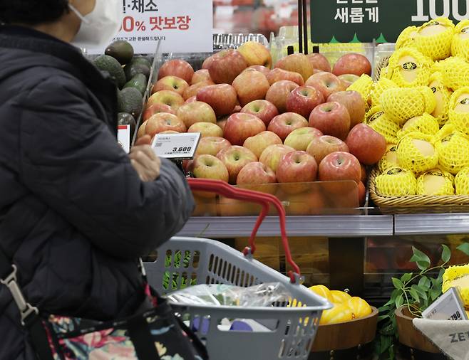 지난달 31일 서울시내 한 대형마트에서 한 시민이 사과 매대 앞을 지나치고 있다. 연합뉴스