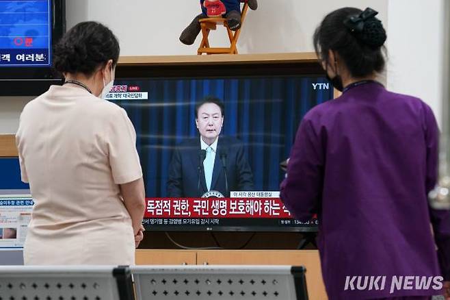 1일 오전 서울시내 한 대학병원에서 의료진들이 윤석열 대통령의 의료개혁 관련 대국민 담화 발표를 시청하고 있다. 사진=임형택 기자