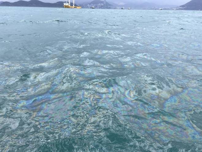 선박 A호에서 흘러나온 기름으로 추정되는 해상 유출유 사진.부산해경