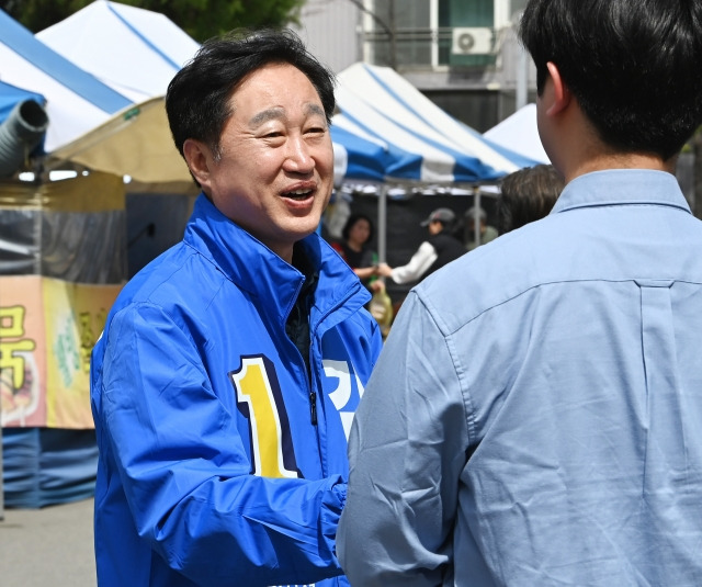 제22대 국회의원선거 수원정에 출마한 김준혁 더불어민주당 후보가 2일 경기도 수원시 매탄동에서 시민들에게 인사하며 지지를 호소하고 있다. 뉴시스