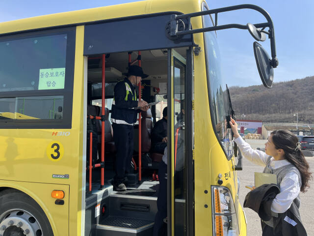 동두천양주교육지원청 직원들이 경찰과 함께 학교 통학버스의 안점점검을 실시하고 있다. 지원청 제공