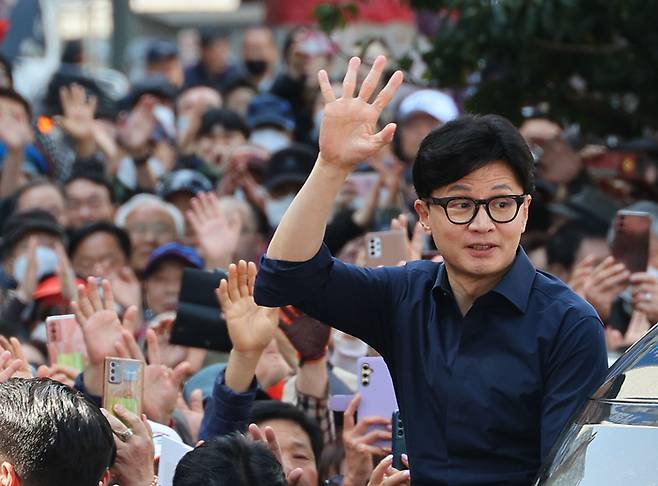 국민의힘 한동훈 비상대책위원장 겸 총괄 선거대책위원장이 1일 부산 연제구 연산역 앞에서 김희정(부산 연제구) 후보의 지지 유세를 하기 위해 이동하며 인사하고 있다. [사진 = 연합뉴스]