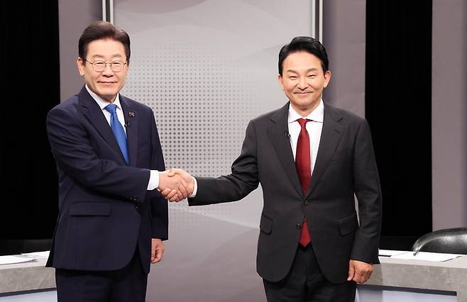 인천 계양을 선거에서 맞붙은 이재명 더불어민주당 대표(왼쪽)와 원희룡 전 국토교통부 장관이 1일 부천시 OBS경인TV에서 열린 후보자 토론회에서 악수하고 있다. [사진 = 국회사진기자단]