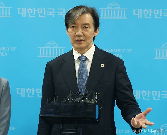 (서울=뉴스1) ,송원영 기자 = 조국 조국혁신당 대표가 2일 서울 여의도 국회 소통관에서 공직선거법 헌법소원 관련 기자회견을 마치고 취재진의 질문을 받고 있다. 2024.4.2/뉴스1 Copyright (C) 뉴스1. All rights reserved. 무단 전재 및 재배포, AI학습 이용 금지. /사진=(서울=뉴스1) ,송원영 기자