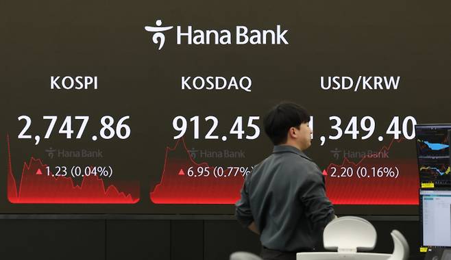 서울 중구 하나은행 딜링룸에서 딜러들이 업무를 보고 있다./사진=뉴시스  /사진=고승민