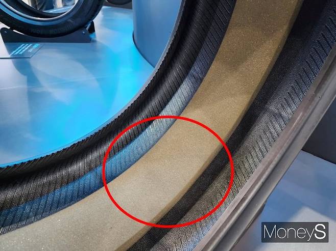 전기차용 타이어는 내부에 공명음을 줄여주는 흡음재가 들어간다. 사진은 한국타이어 전기차용 타이어 아이온 내부. /사진=박찬규 기자