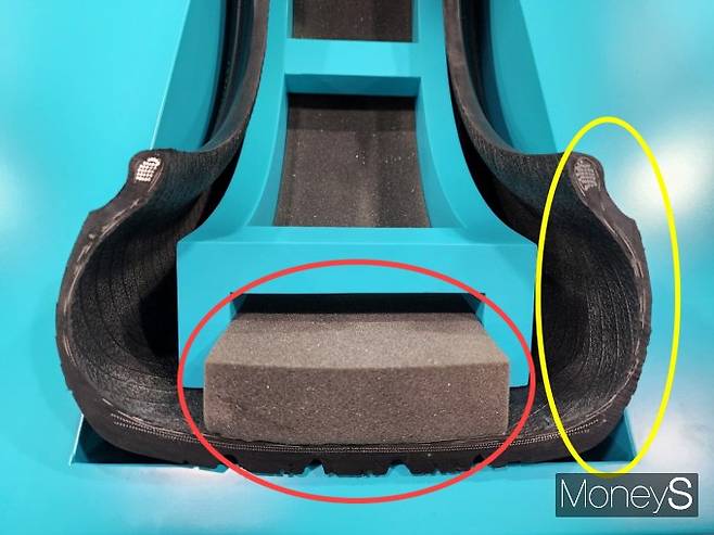 금호타이어 전기차용 타이어 이노뷔 내부. 빨간 원은 공명음을 줄여주는 흡음재, 노란 원은 고강성 지지대./사진=박찬규 기자