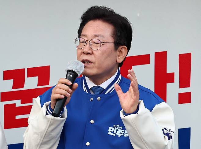 이재명 더불어민주당 대표가 2일 대장동 의혹 재판 출석을 위해 선거 유세를 하루 건너뛴다. 사진은 이 대표가 지난 1일 인천 중구 영종하늘도시 별빛광장에서 조택상 인천 중구강화옹진 민주당 후보 지원 유세에 나선 모습. /사진=뉴스1