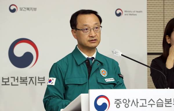 정부가 의사들에게 통일되고 합리적인 주장을 해달라고 요청했다. 전병왕 보건복지부 보건의료정책실장이 2일 오전 세종시 정부세종청사에서 의사 집단행동 중수본 회의 주요 내용과 비상진료체계 상황 등을 발표하고 있다. /사진=뉴스1