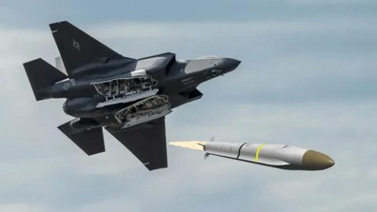 F-35에서 차기 공대지 미사일 SiAW를 발사하는 장면의 컴퓨터 그래픽. 노스럽그루먼 제공