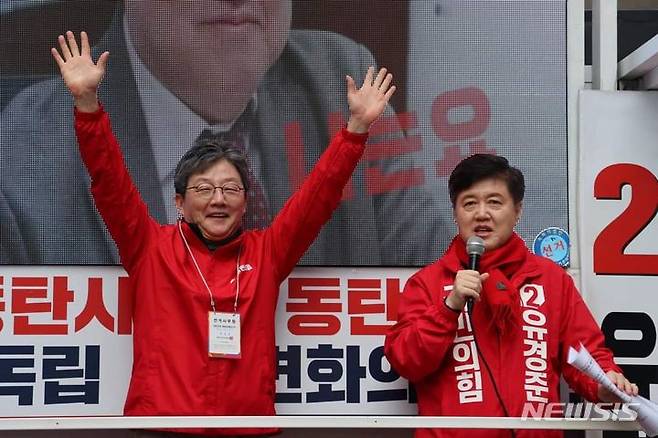 [화성=뉴시스] 유경준 후보(사진 오른쪽)가 유승민 전 의원과 함께 유세차에 올라 지지를 호소하고 있다.(사진=유경준 후보 캠프 제공)2024.04.02.photo@newsis.com