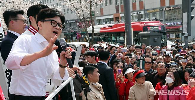 [세종=뉴시스] 강종민 기자 = 한동훈 국민의힘 비상대책위원장이 2일 세종시 나성동에서 열린 세종살리기 집중지원유세에서 일할 기회를 달라며 지지를 호소하고 있다. 2024.04.02. ppkjm@newsis.com