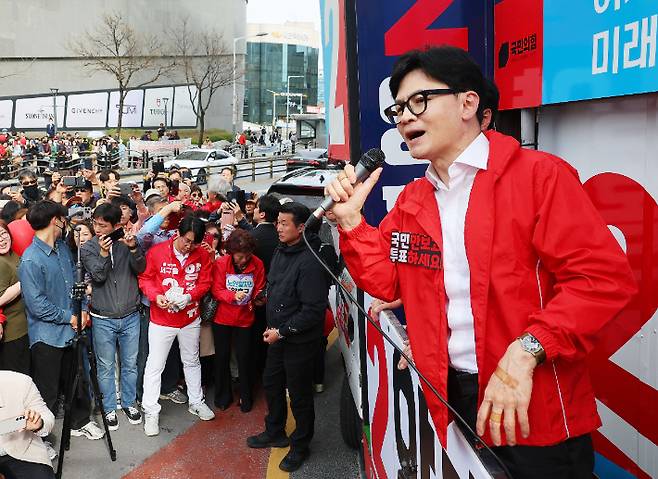 국민의힘 한동훈 비상대책위원장 겸 총괄 선거대책위원장이 2일 대전 서구 둔산동 타임월드 인근에서 조수연(대전 서구갑),양홍규(대전 서구을) 후보의 지지를 호소하고 있다. 연합뉴스
