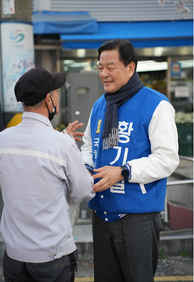 더불어민주당 황기철 후보가 유권자를 만나 지지를 호소하고 있다. 황기철 후보 선대위 제공