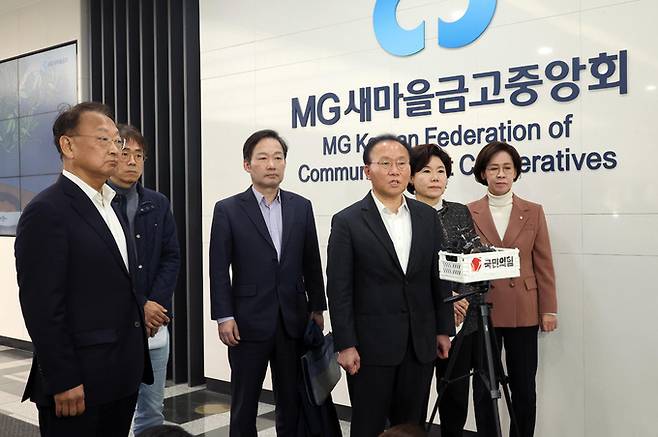 윤재옥 국민의힘 원내대표가 1일 서울 강남구 새마을금고중앙회 본부 방문을 마치고 기자들의 질문에 답하고 있다. 뉴시스
