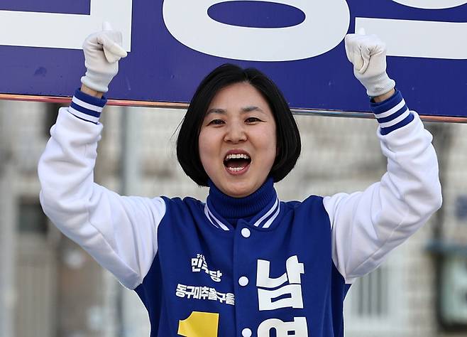 제22대 국회의원선거 인천 동구미추홀구을에 출마하는 남영희 더불어민주당 후보가 지난 1일 오후 인천미추홀구 용현시장에서 춤을 추며 지지를 호소하고 있다. 인천=뉴스1