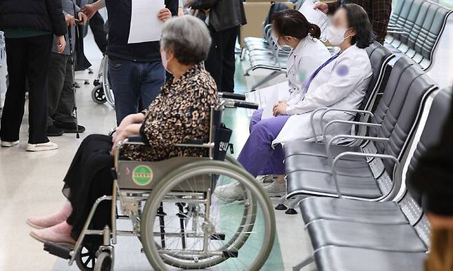 의대 증원에 반발한 전공의 등 의사들의 집단행동이 장기화하고 있는 2일 대구 한 대학병원에서 환자와 의료 관계자가 진료 접수대에 앉아 있다. 연합뉴스