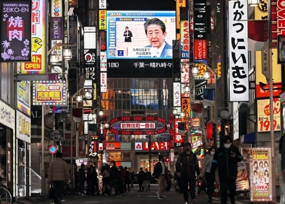 도쿄 신주쿠의 유흥가에 설치된 한 전광판. EPA 연합뉴스