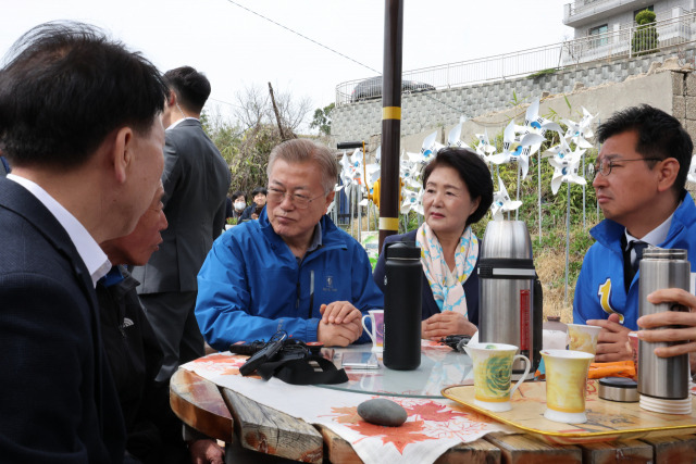 2일 오전 울산 동구 성세빈 선생 생가를 찾은 문재인 전 대통령과 김태선 더불어민주당 후보가 성 선생 친손자 성낙진씨와 대화를 나누고 있다. 연합뉴스
