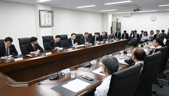 윤석열 대통령이 2일 충남 공주시 공주의료원에서 열린 의료진과의 간담회에서 발언하고 있다. 공주=연합뉴스