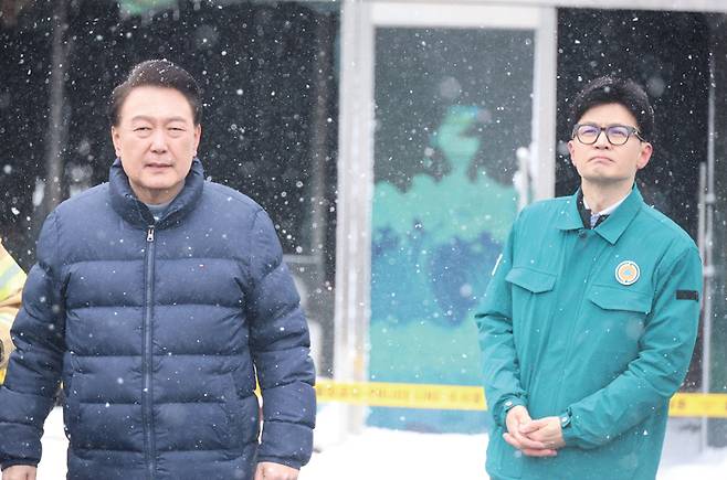 1월23일 화재가 발생한 충남 서천군 서천읍 서천특화시장을 찾은 윤석열 대통령과 한동훈 국민의힘 비대위원장이 시장을 둘러보고 있다. ⓒ연합뉴스<br>