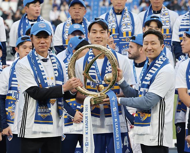 2023년 12월3일 울산 문수축구경기장에서 하나원큐 K리그1 2023 우승팀인 울산 현대 홍명보 감독, 주장 김기희, 모기업인 HD현대 정기선 부회장(왼쪽부터)이 우승컵을 들어 보이며 기념촬영을 하고 있다. ⓒ연합뉴스
